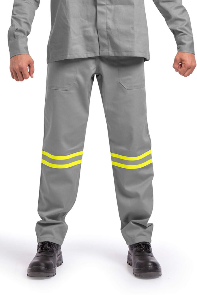 Calça FR do uniforme NR10 com CA 46296, confeccionada em tecido Cedrotech para proteção térmica em trabalhos elétricos.