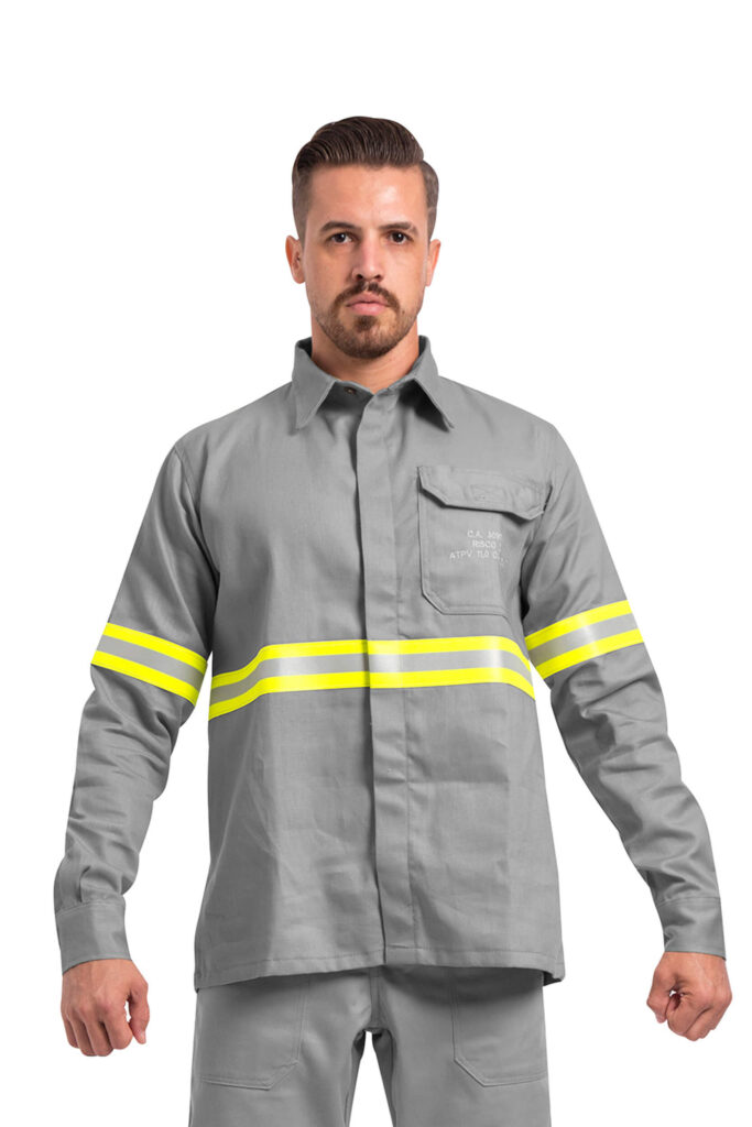 Camisa FR cinza do uniforme NR10 com fechamento em botões, feita com tecido Cedrotech, para proteção contra arco elétrico.