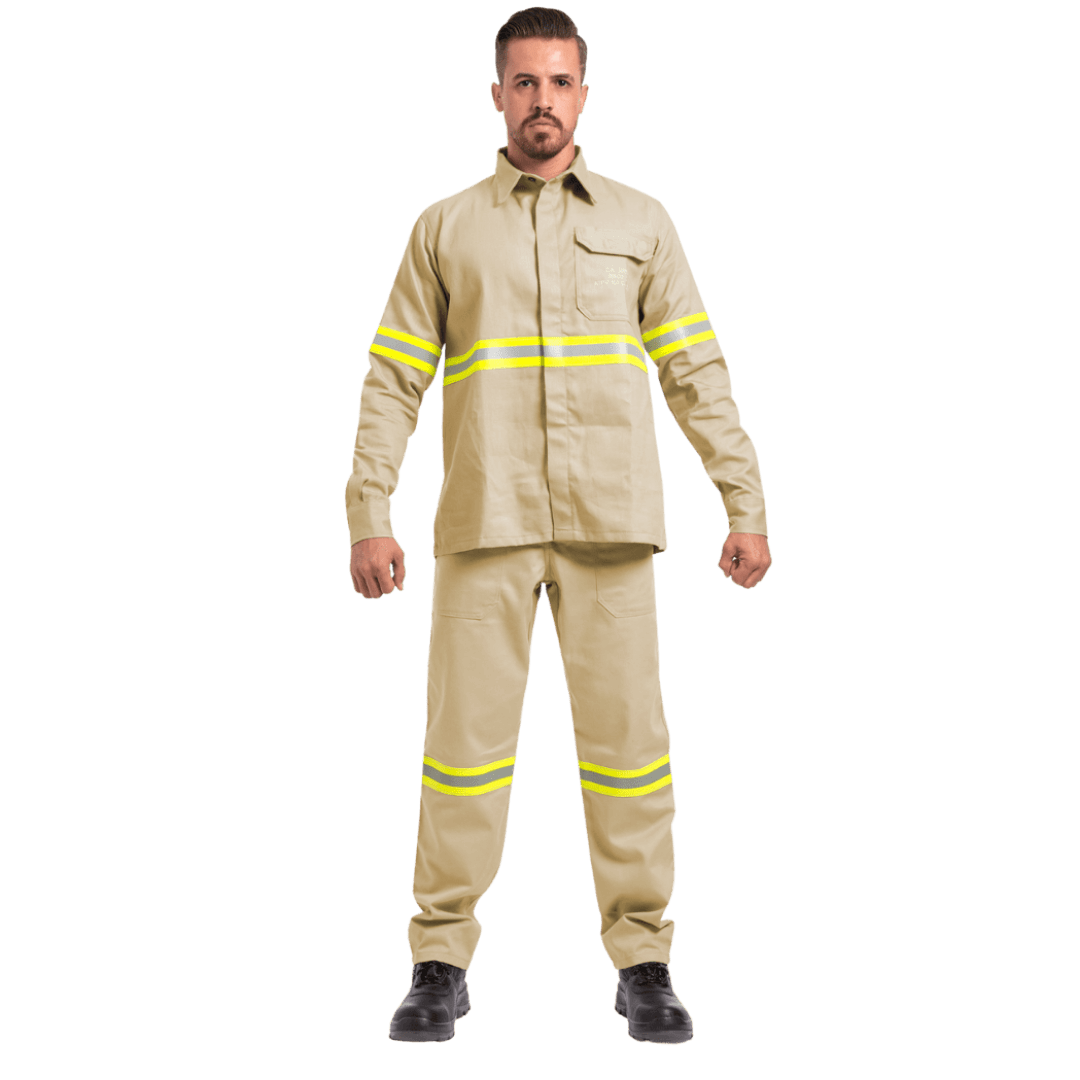 Uniforme NR10 bege para eletricista – proteção contra fogo repentino
