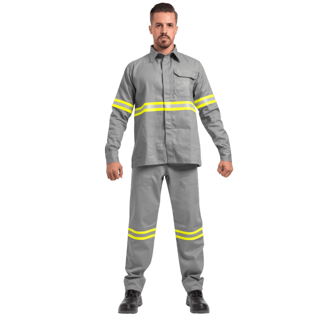 Uniforme NR10 cinza claro para eletricista com faixas refletivas – proteção contra arco elétrico